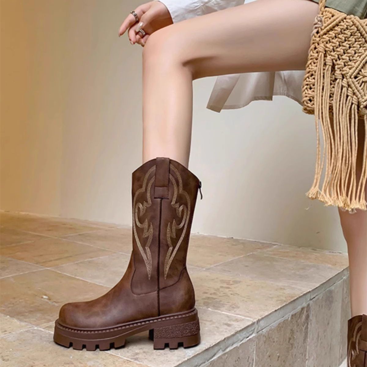 Sepatu Boots Wanita Setengah T - Embroidery On Leather ulasan dan harga
