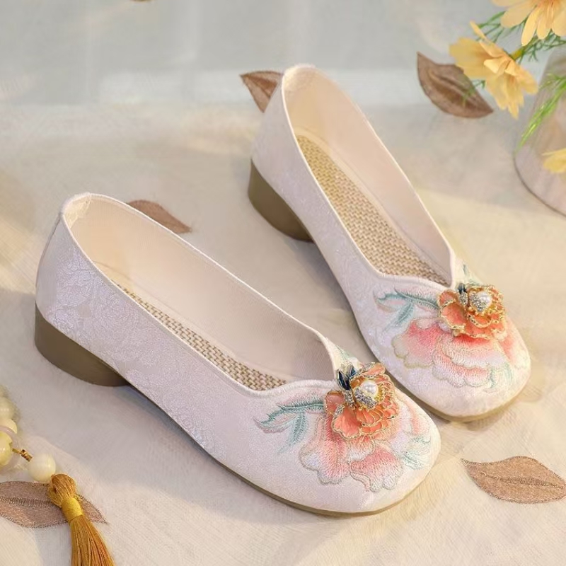 Sepatu Kain Bordir Hak Rendah  - Embroidery Cloth ulasan dan harga